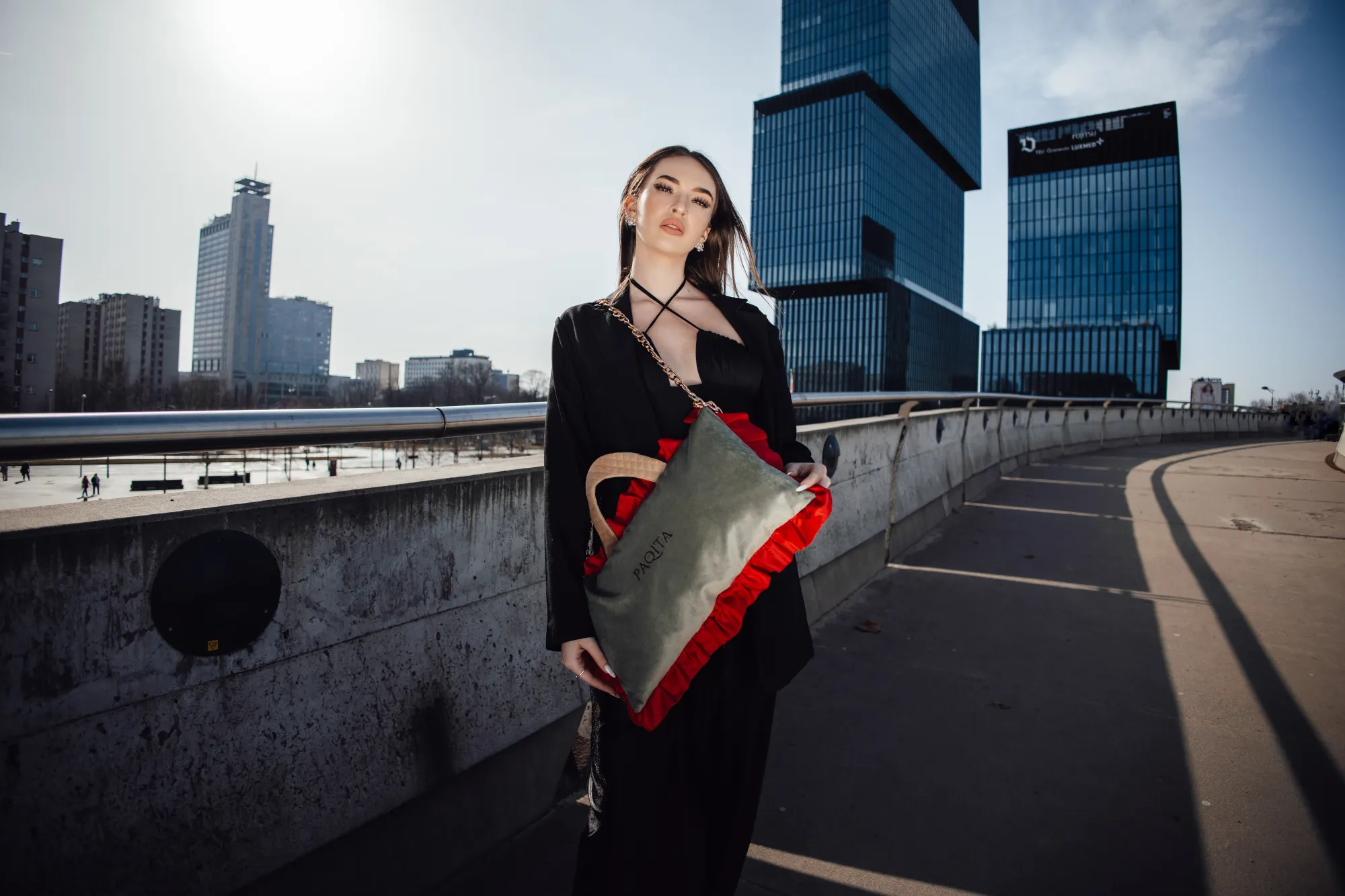 Modelka z torbą PAQITA